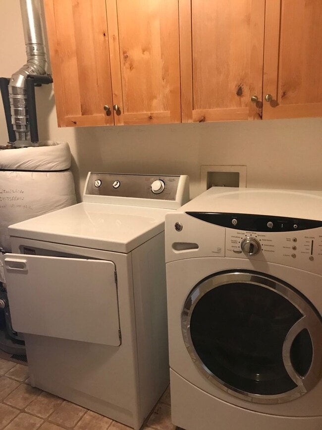 Building Photo - 3 Bedroom / 2 Bathroom Townhouse – Pet Fri...
