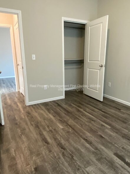 Building Photo - 412 S Longbranch Dr