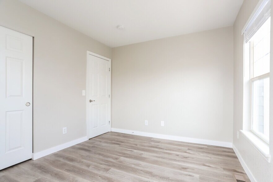 Building Photo - 17001 E Wyoming Dr