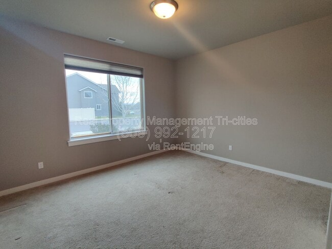 Building Photo - 8817 Grandview Dr