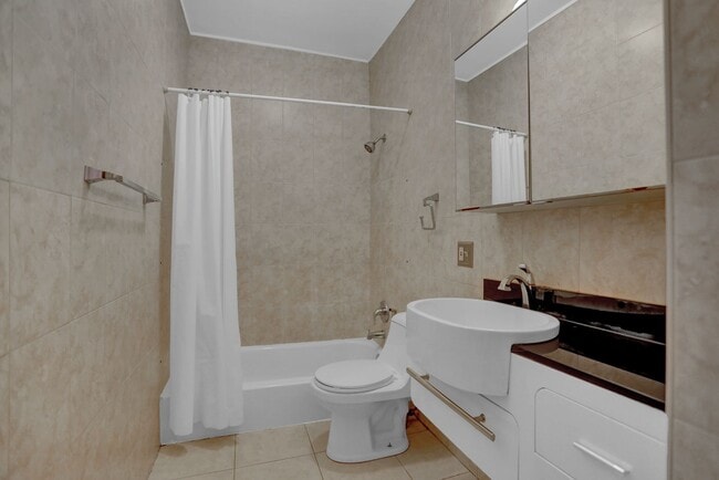 Building Photo - Chic City Living at 2308 E Fairmont Ave!