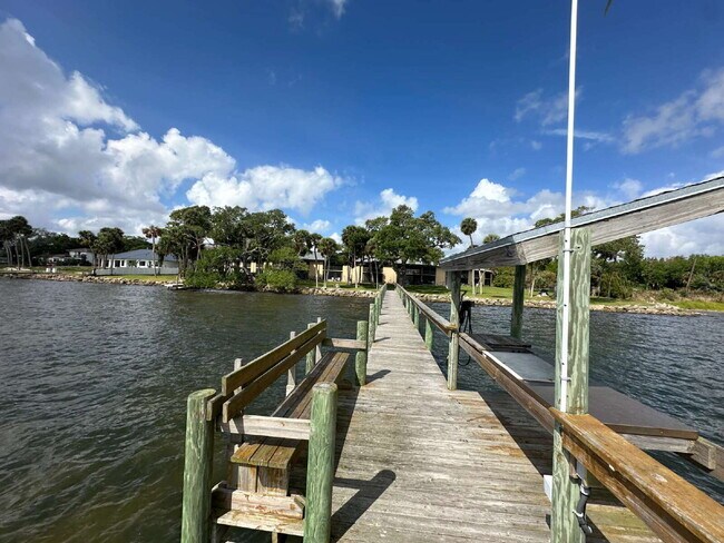 Building Photo - DIRECT RIVER CONDO