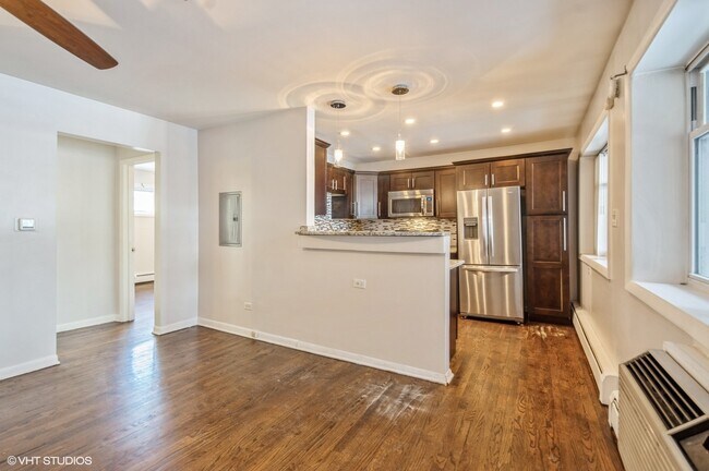 Building Photo - 4258 N Greenview Ave