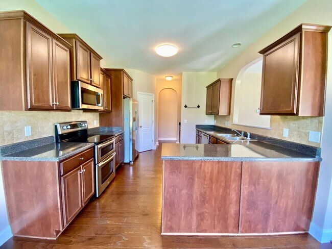 Building Photo - Huge 6 Bedroom Home In The Bluffs On The New River