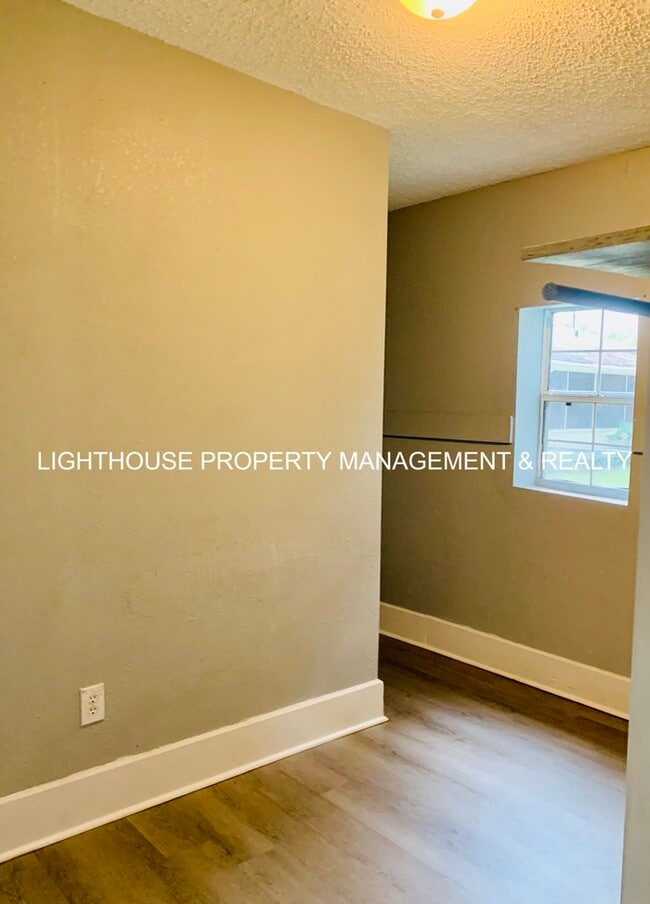 Building Photo - Cozy 2 Bed/1 Bath Home with Fenced Yard!