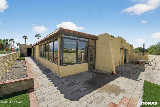 Building Photo - 768 W Calle Del Ensalmo