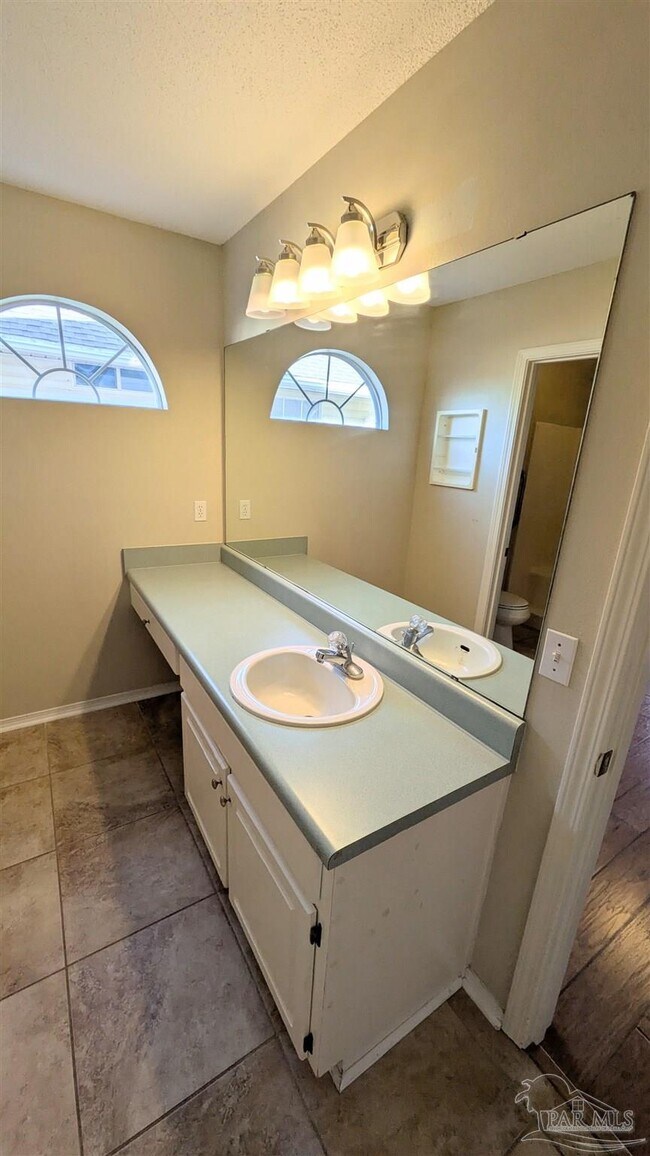 Building Photo - 213 Mirabelle Cir