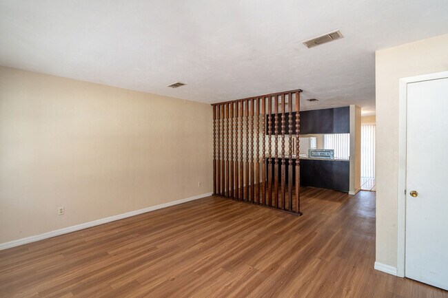 Building Photo - 3103 Pontiac Dr