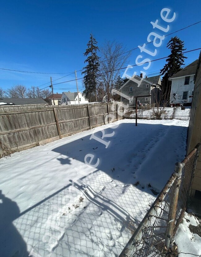 Building Photo - Spacious 3 Bedroom Home for Rent in East Toledo