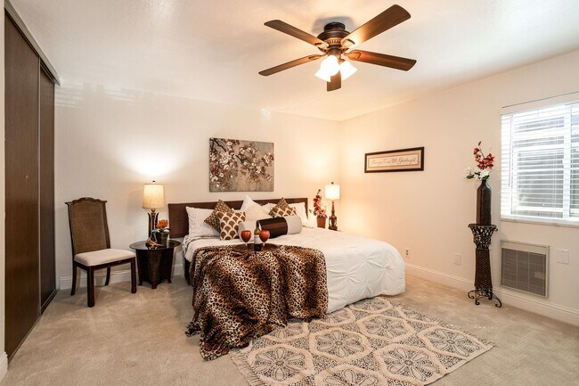 Building Photo - A Spacious 2 bedroom, 2 bathroom Townhouse - Upscale That’s Right On Trend