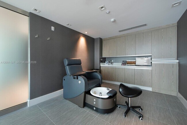Building Photo - 300 Sunny Isles Blvd