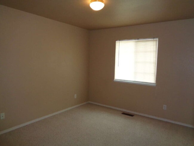Building Photo - Super location close to shopping, schools,...