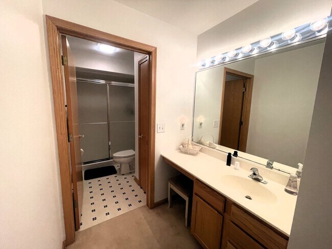 Building Photo - Furnished Second Floor Condo - Williams Bay