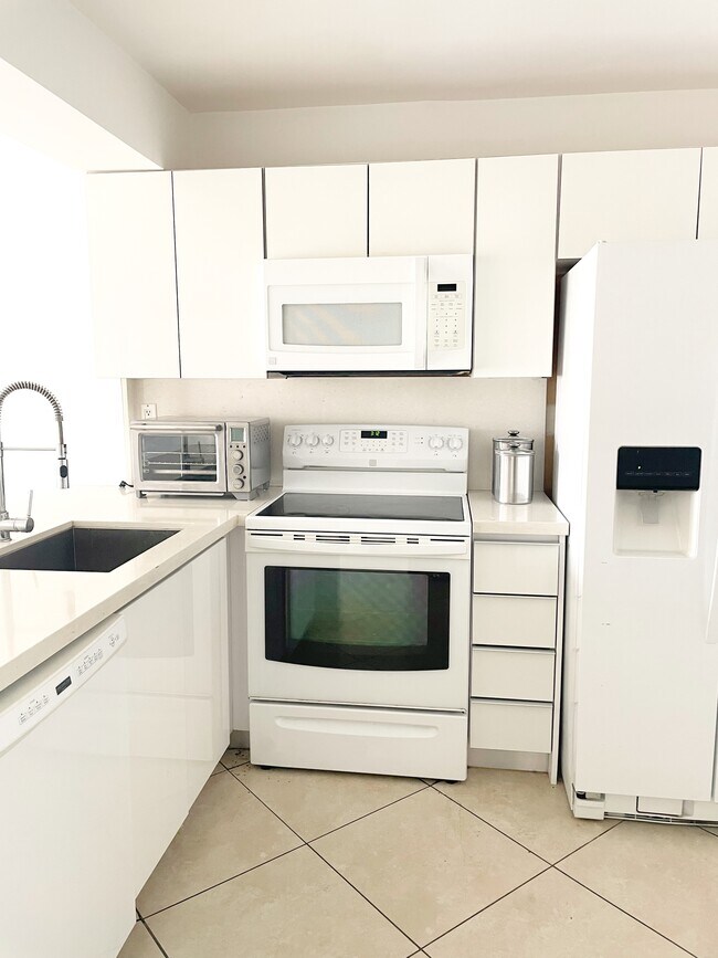 Kitchen - 16465 NE 22nd Ave