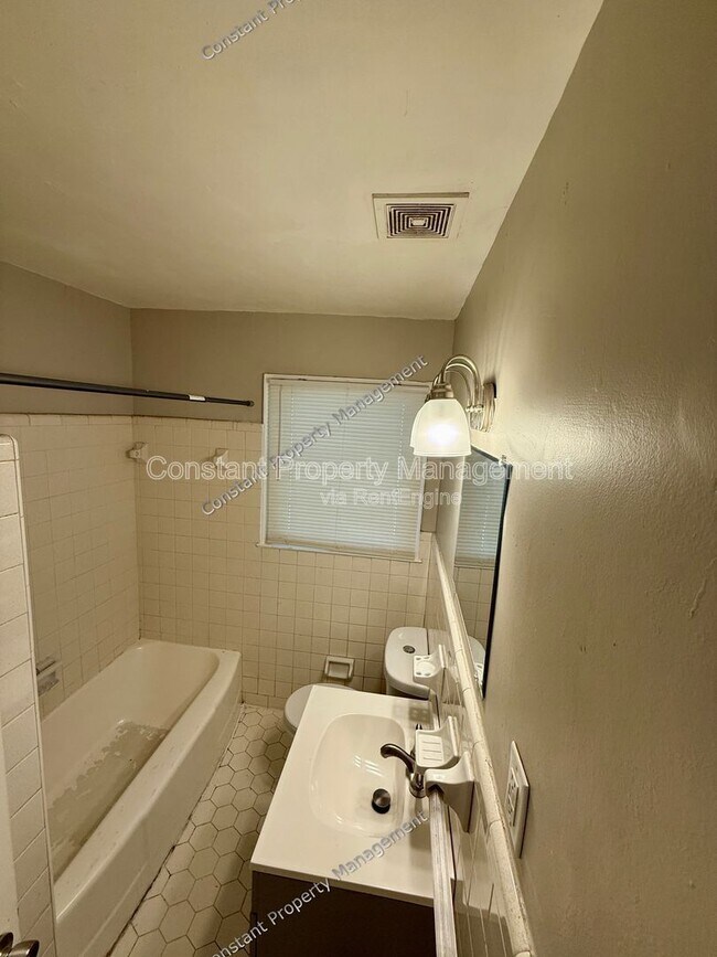 Building Photo - 1533 Engle Dr
