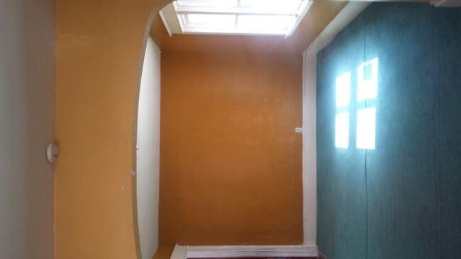 Building Photo - 503 E Utica St