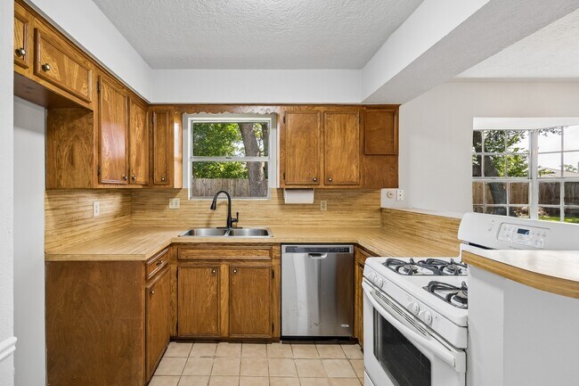 Building Photo - 1605 Cypress Hollow St