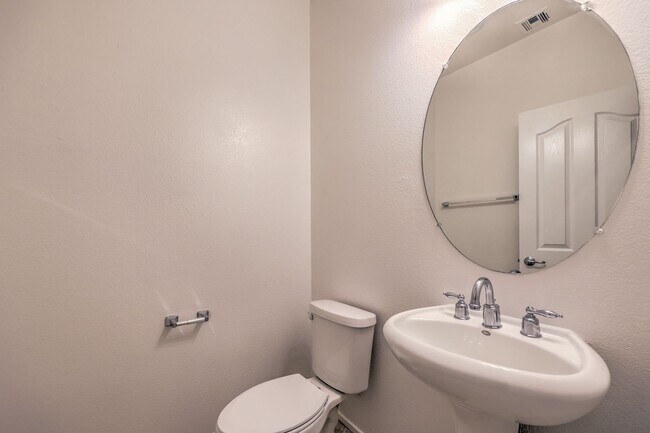 Building Photo - Gorgeous 6Bed/5Bath/4Car, 2-Story Home located in the Mountains Edge