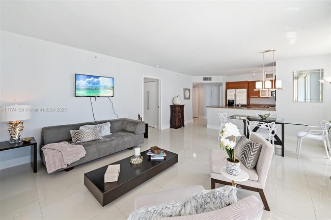 Building Photo - 1155 Brickell Bay Dr