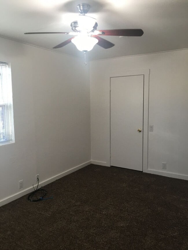 Building Photo - Paradise Cozy 2 bed one bath off of upper ...