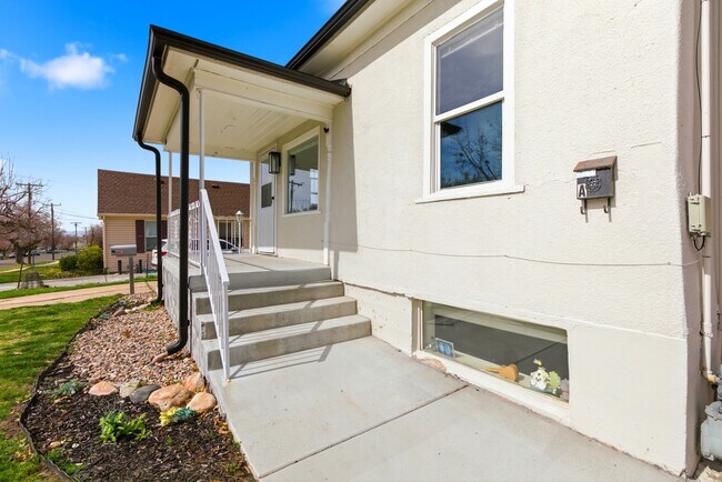 Building Photo - 1060 Sullivan Dr