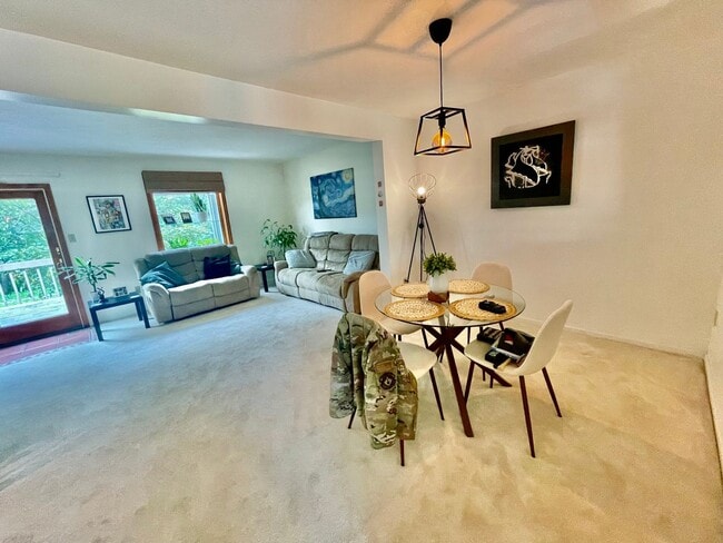 Building Photo - Charming and Spacious 3-Bedroom Home for R...