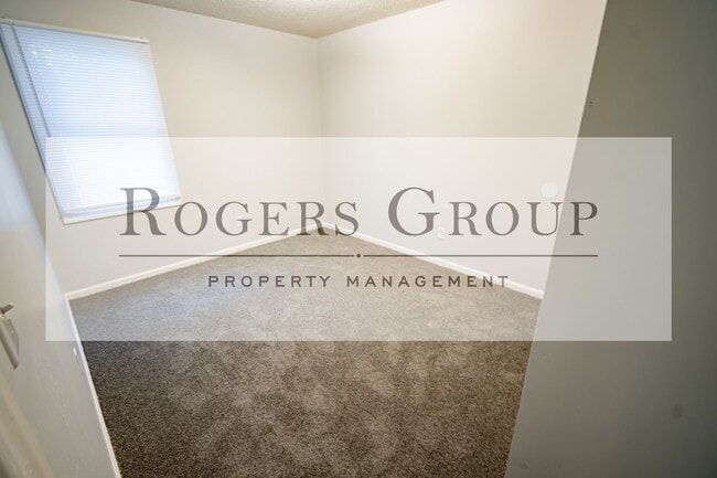 Building Photo - #233 - 100-102 Holly Ct Duplex