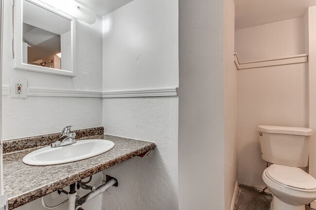 Building Photo - Updated 4 Bed, 2 Bath in Oakland - Close t...