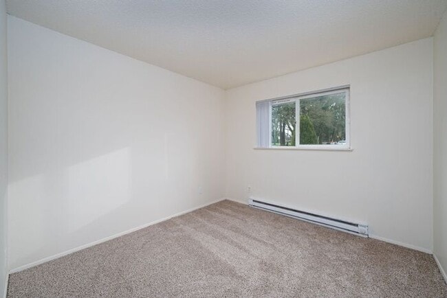 Building Photo - 3 bedroom home. FIRST MONTH FREE & A 55in FLAT SCREEN TV!