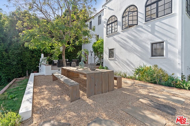 Building Photo - 6402 Ivarene Ave