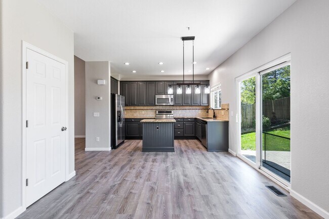 Building Photo - Spacious 5 bedroom home in the heart of Pa...