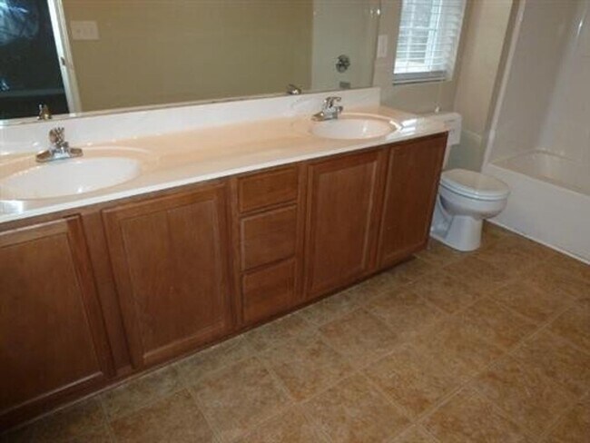 Building Photo - Gorgeous home in the Windhaven Shores Subd...
