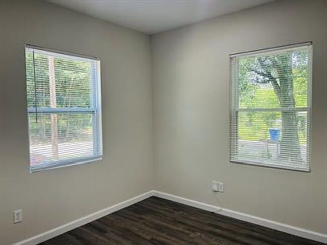 Building Photo - 2/1 Available Now Conveniently Located In ...