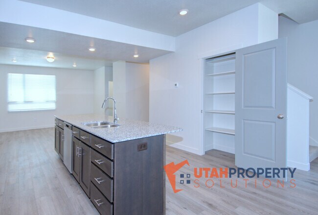 Building Photo - 962 W 500 S