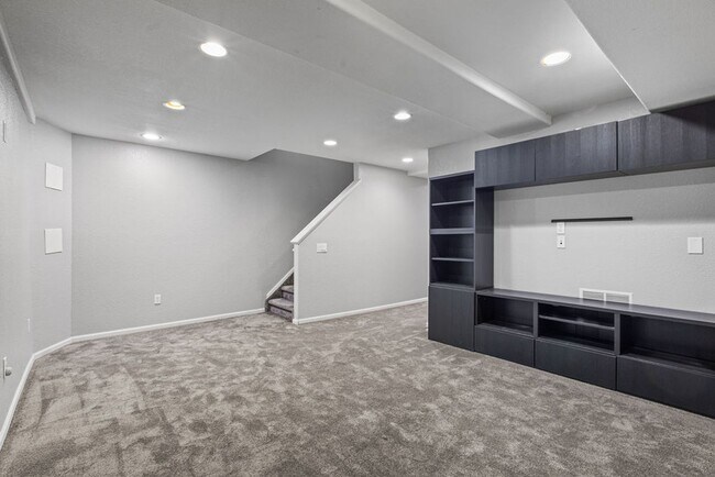 Building Photo - 6 Bedroom plus and office near Rigden Farms