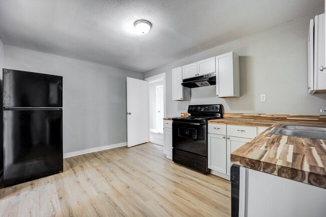 Building Photo - FREE MONTH RENT! Freshly Updated 3 Bedroom House