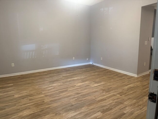 Building Photo - Available Now !  One Bedroom apartment in ...