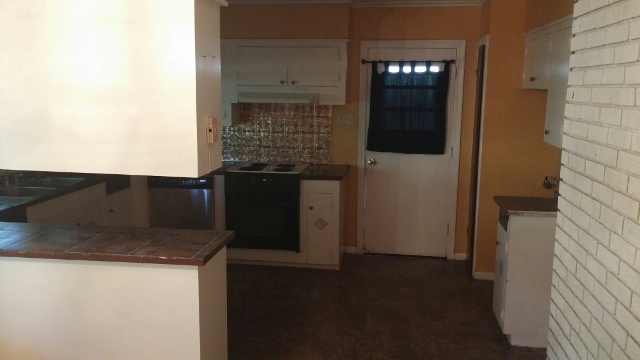 Building Photo - CUTE 3/2 BROADMOOR