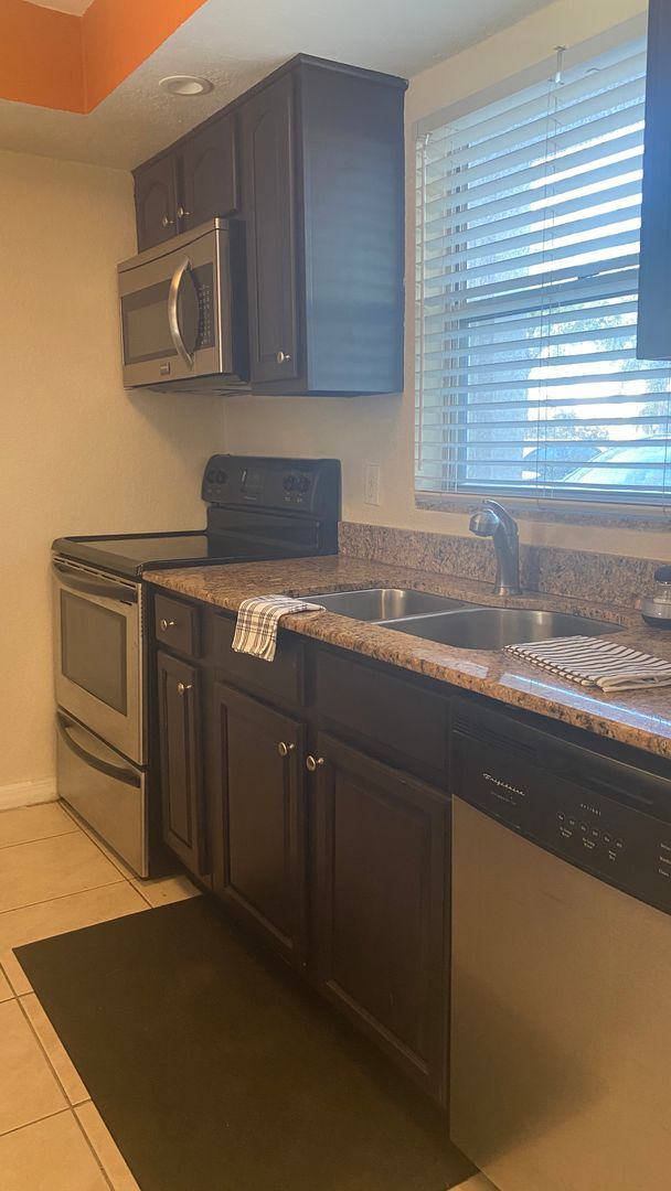 Building Photo - Updated 1-Bedroom Condo in a Gated Communi...