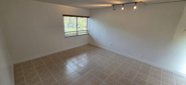 Building Photo - 711 N Pine Island Rd