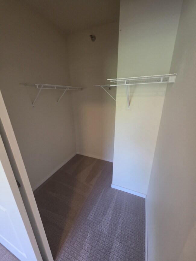 Building Photo - 2 Bedroom | 1 Bathroom 2nd Floor Apartment Available RIGHT NOW!