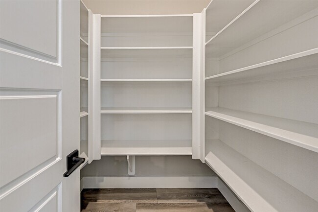 Building Photo - 1302 W 24th St