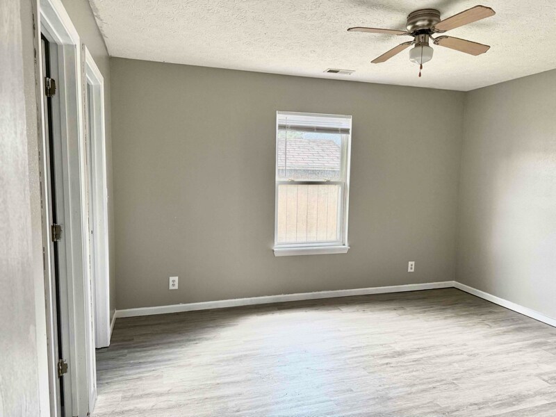 Building Photo - 1327 Roundtable Dr