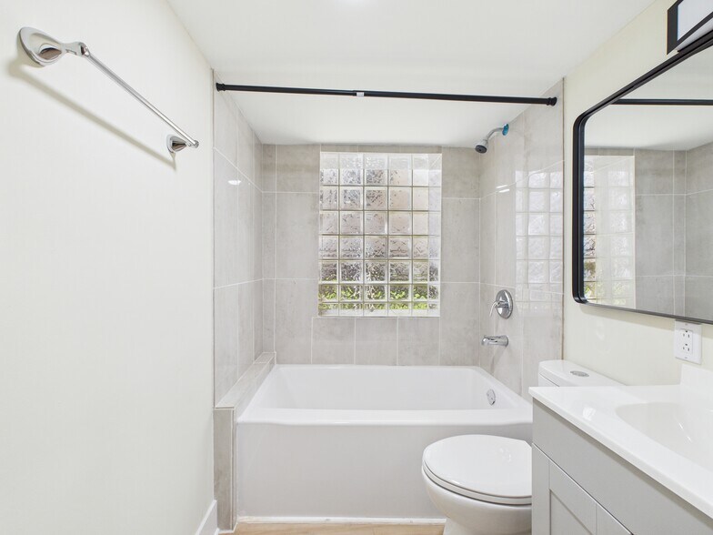 Building Photo - 1541 W Barry Ave