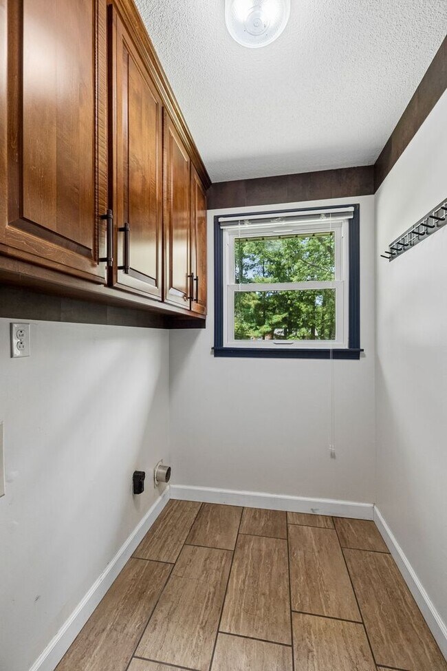 Building Photo - Pet Friendly Four Bedroom with Basement!