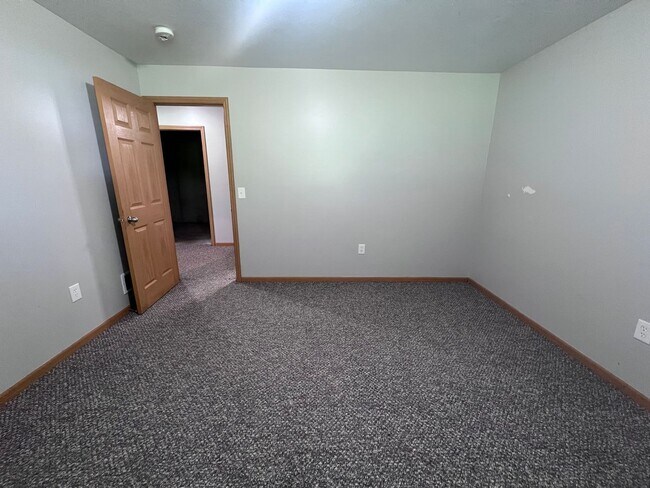 Building Photo - Spacious Duplex in Walker! Two Stall Garage!