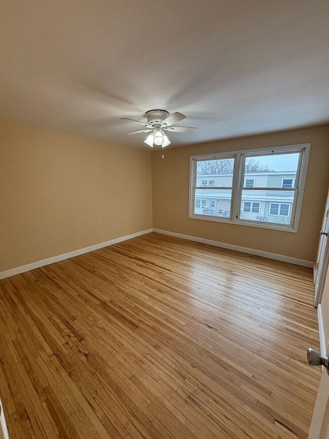 Building Photo - 2 Bedroom 1 Bathroom Townhouse for Rent!