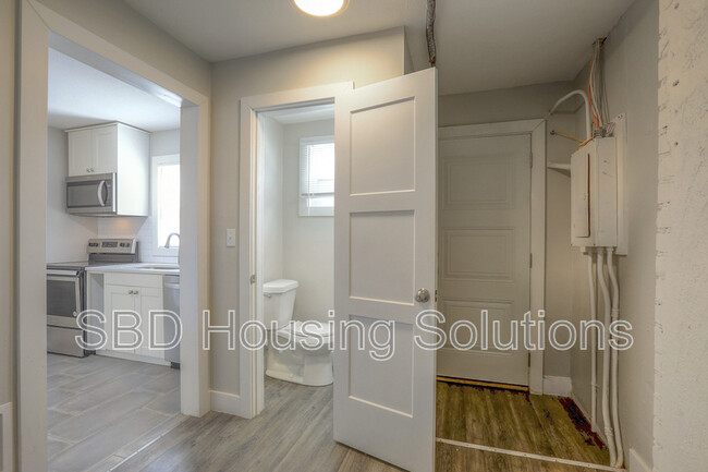 Building Photo - 643 E Meyer Blvd