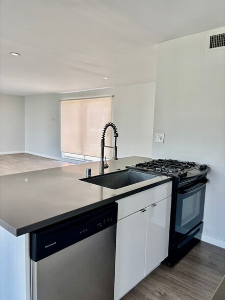 Building Photo - 1284 Havenhurst Dr