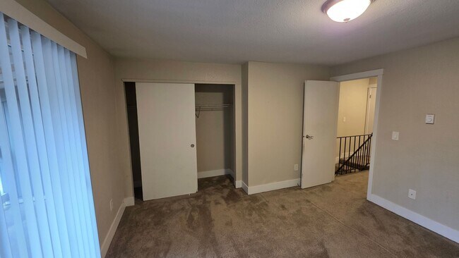 Building Photo - Open Concept Townhome with Balcony